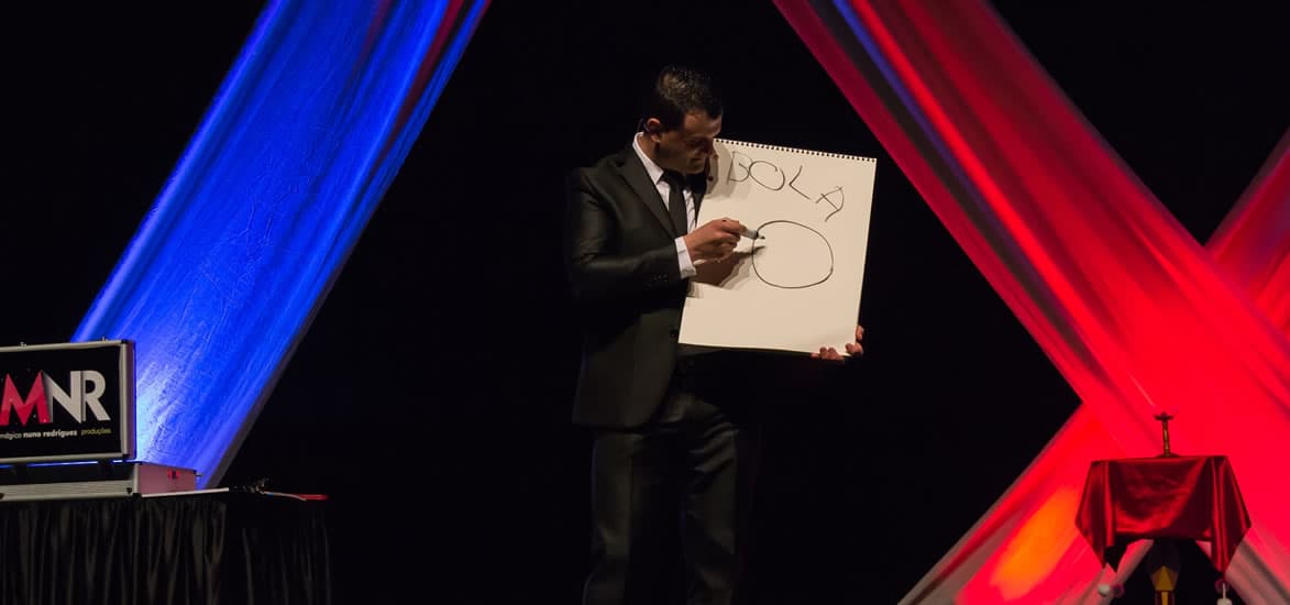 Nuno Rodrigues em espetáculo de palco com iluminação teatral